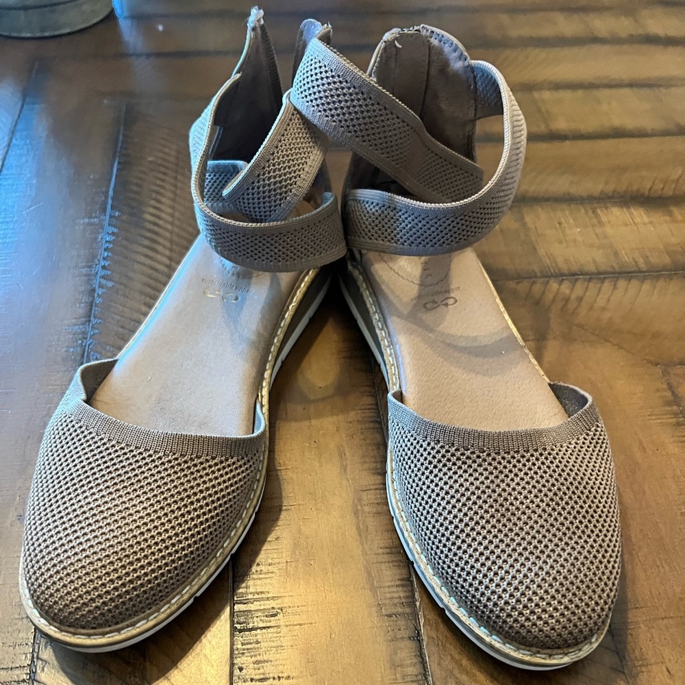 Kelly & Katie Women's Laurna Wedge Sandal Beige size 9